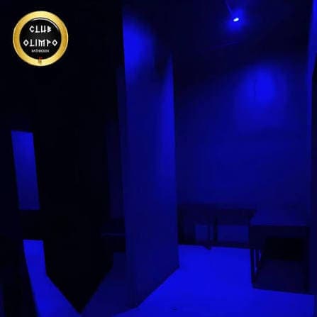 Laberinto de Sombras — pasillos en penumbra con luces de neón