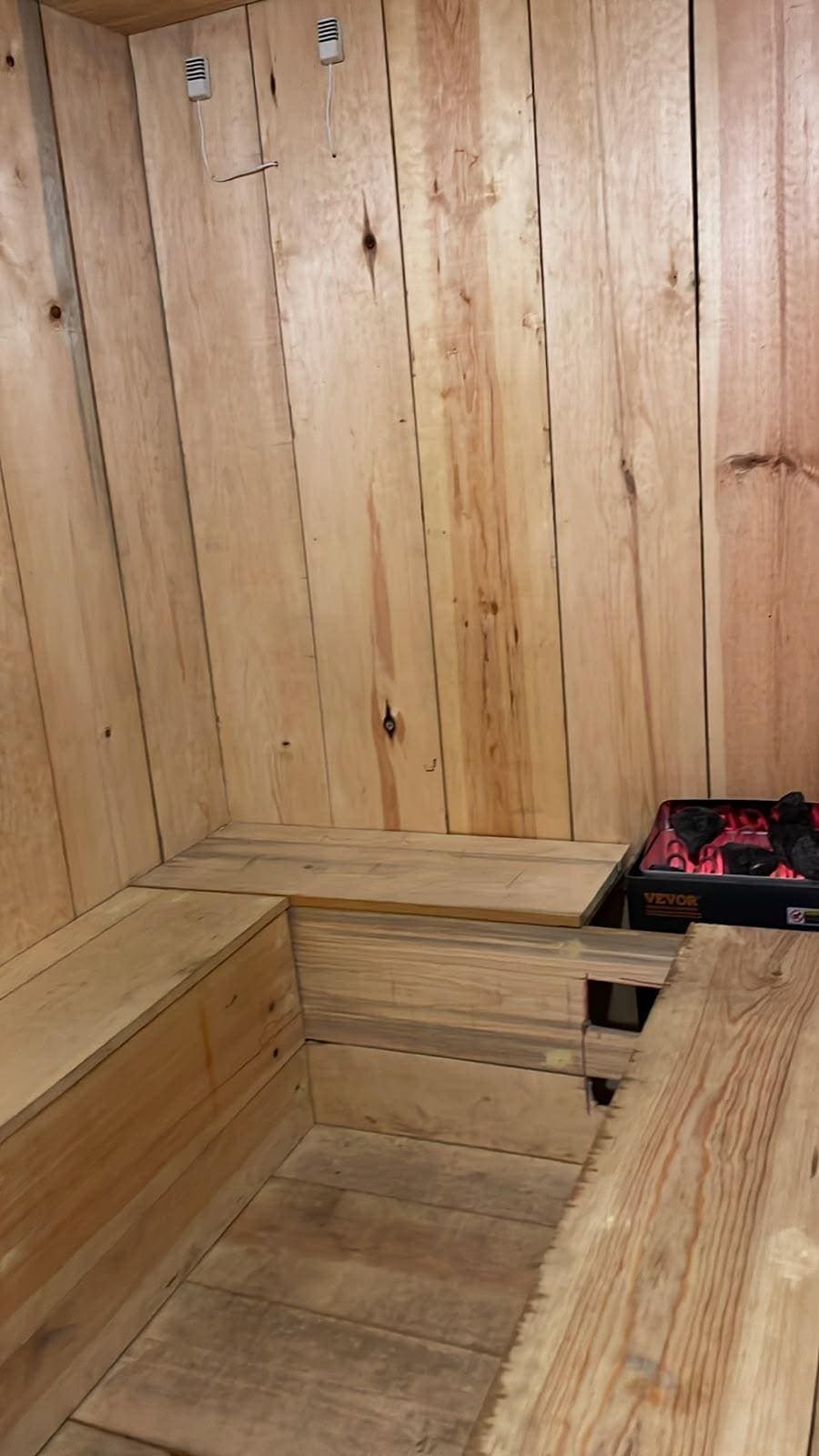 Sauna de Hefesto — sauna seca de madera con luz ámbar
