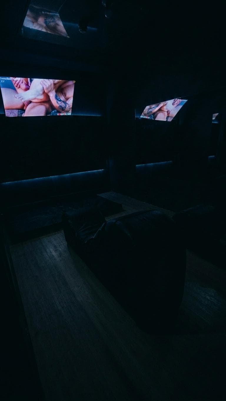 Sala de Dionisio — cuarto de proyección con asientos lounge